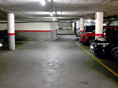¡Oportunidad en Santa Coloma! 7 plazas de parking en venta en Calle del Reloj