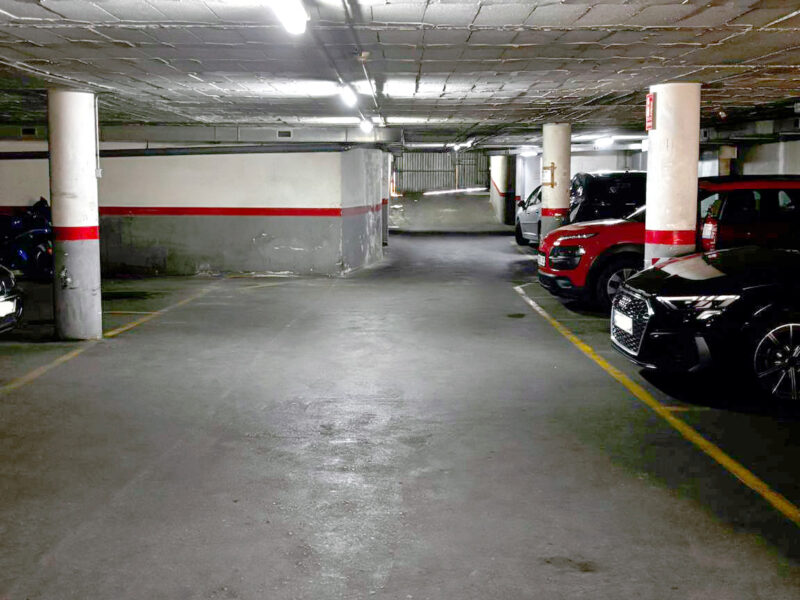 ¡Oportunidad en Santa Coloma! 7 plazas de parking en venta en Calle del Reloj