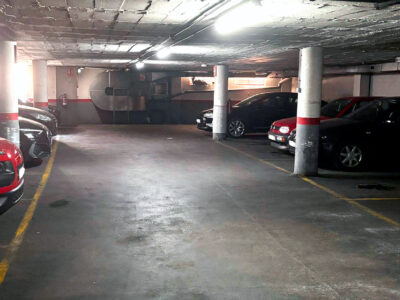 ¡Oportunidad en Santa Coloma! 7 plazas de parking en venta en Calle del Reloj