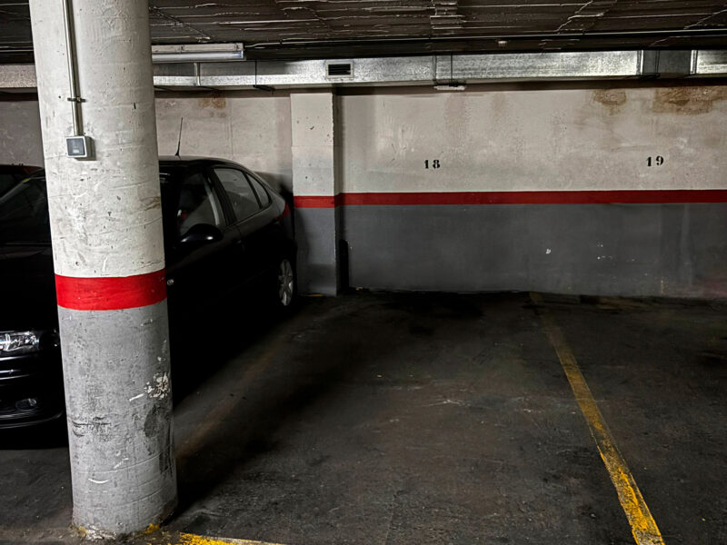 ¡Oportunidad en Santa Coloma! 7 plazas de parking en venta en Calle del Reloj