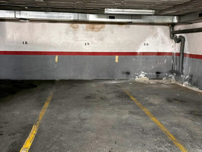 ¡Oportunidad en Santa Coloma! 7 plazas de parking en venta en Calle del Reloj