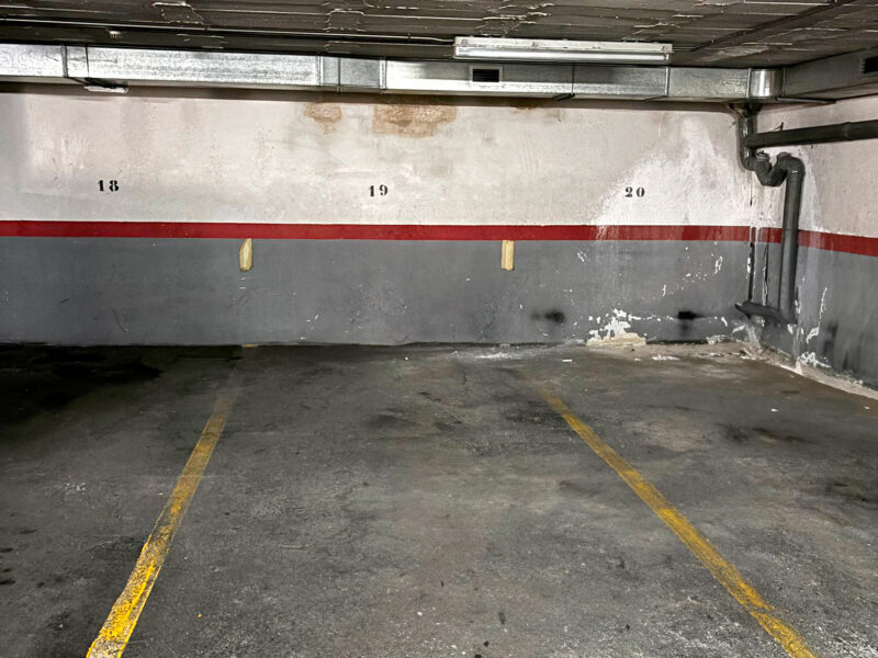 ¡Oportunidad en Santa Coloma! 7 plazas de parking en venta en Calle del Reloj