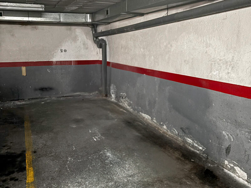 ¡Oportunidad en Santa Coloma! 7 plazas de parking en venta en Calle del Reloj
