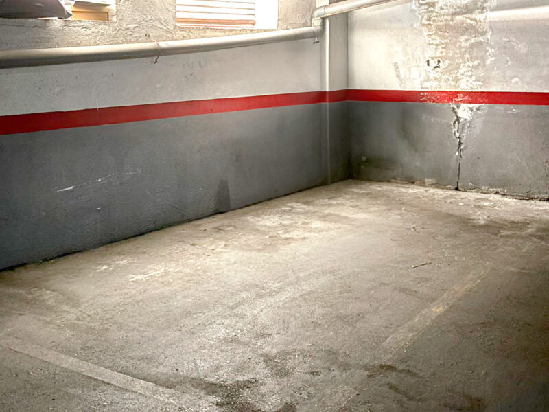 ¡Oportunidad en Santa Coloma! 7 plazas de parking en venta en Calle del Reloj