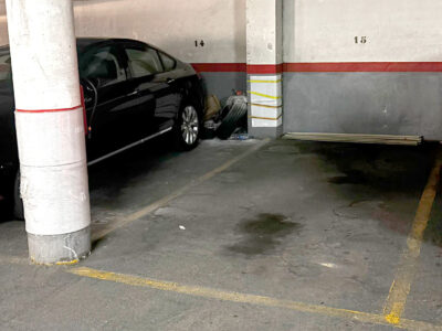 ¡Oportunidad en Santa Coloma! 7 plazas de parking en venta en Calle del Reloj