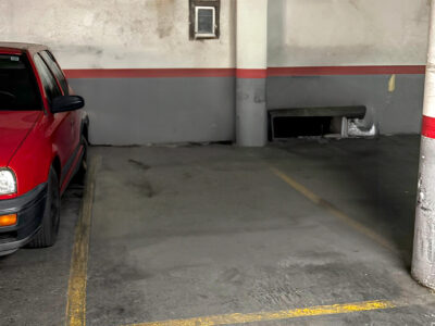 ¡Oportunidad en Santa Coloma! 7 plazas de parking en venta en Calle del Reloj