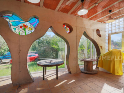 El refugio de dos artistas, rodeado de naturaleza.